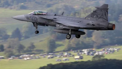 EXTERNE Alertă în Ungaria: Un tânăr a furat un avion și a zburat spre centrala nucleară de la Paks. Avioane de luptă, ridicate de la sol