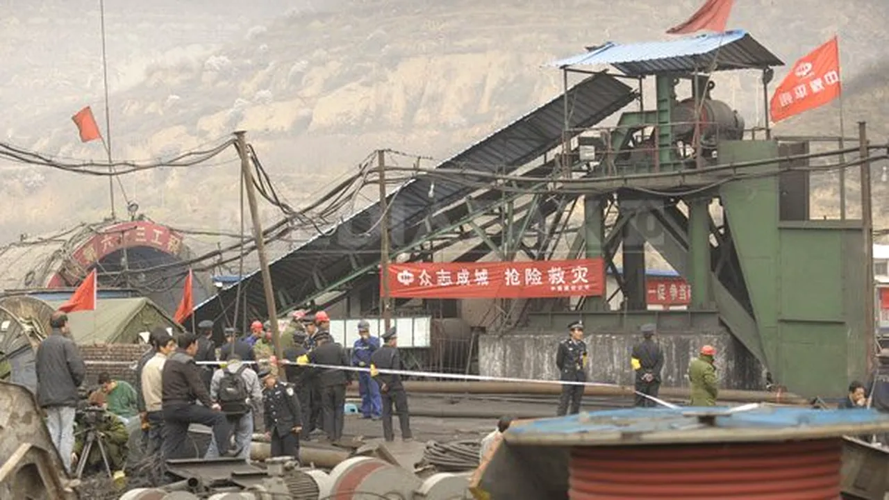 Cel puţin 20 de mineri au murit şi alţi 17 sunt blocaţi în subteran într-o mină din China