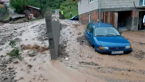INUNDAŢIILE provoacă dezastru în România: Sute de locuinţe inundate, maşini luate de apă şi reţele publice distruse, în 25 de judeţe ale ţării | FOTO