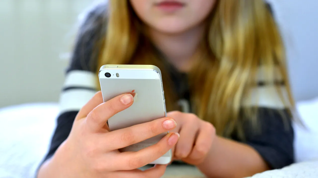 STUDIU. Mai mult de jumătate dintre femeile tinere au fost abuzate online