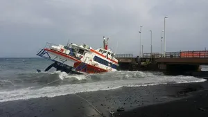 Peste 120 de persoane, salvate de la bordul unui feribot care a lovit un dig, în Italia. Ambarcaţiunea s-a scunfundat parţial - FOTO, VIDEO