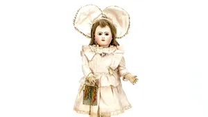 O păpuşă care o reprezintă pe Regina Elisabeta, socotită 