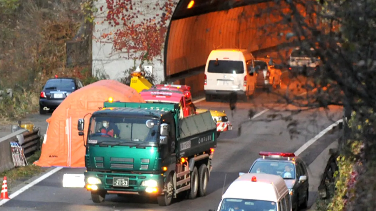 1-tunel-sasago-afp 