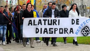 Miting pro-Iohannis la Alba Iulia. Trei participanţi, îmbrăcaţi în personaje Disney