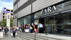 Cum arată redeschiderea unui magazin de haine din centrul Bucureştiului, după două luni în care a fost închis: zeci de oameni înăuntru şi cozi împrejurul magazinului