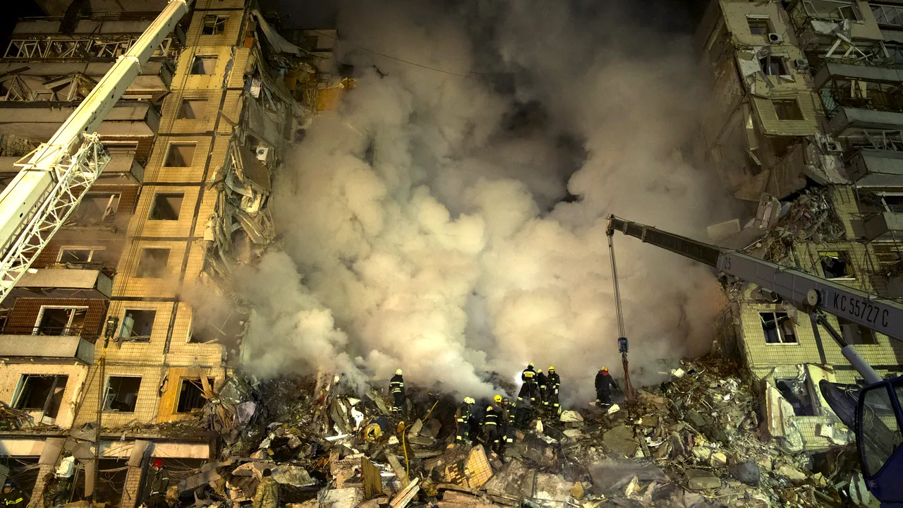 Războiul din Ucraina, ziua 326. Bilanţul victimelor din Dnipro continuă să crească / Stolenberg promite Kievului armament greu / Zelenski spune că 