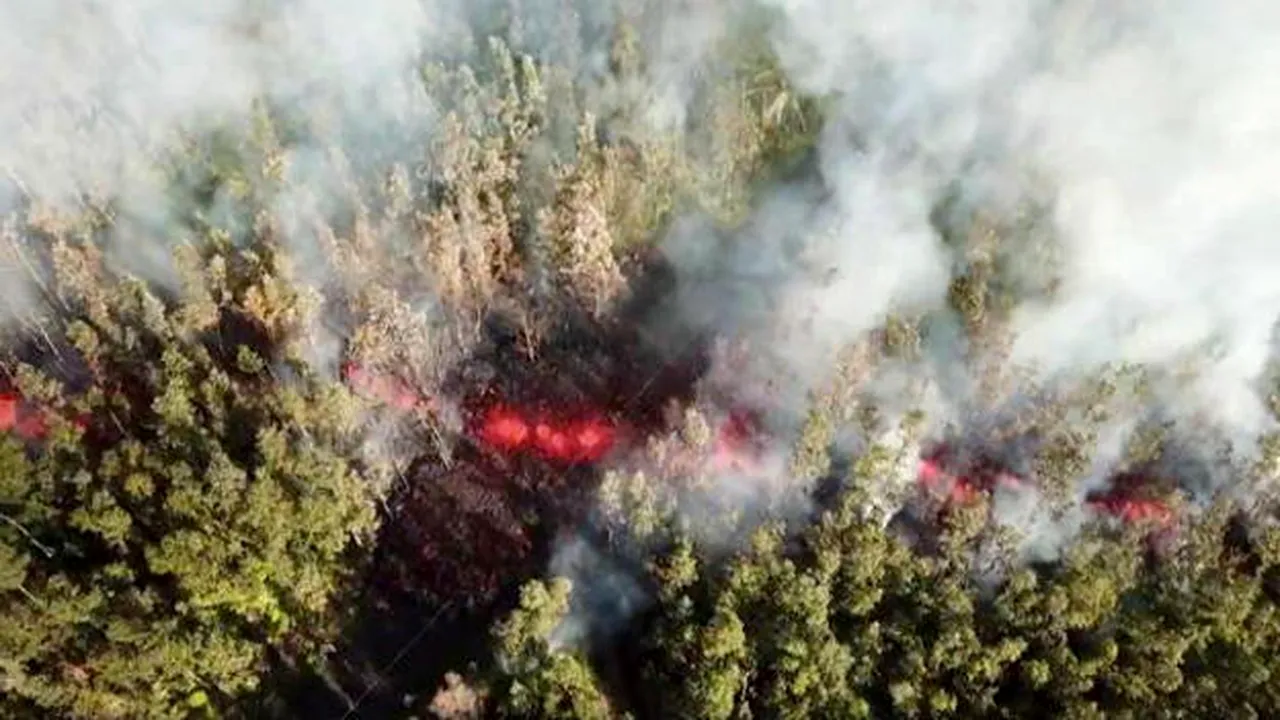 Cutremurele lovesc insula Hawaii după erupţia vulcanului Kilauea. Imagini spectaculoase cu FÂNTÂNI de lavă care au fisurat pământul