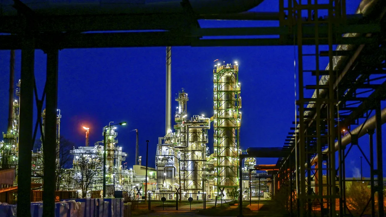 Germania preia controlul a trei rafinării ruseşti de petrol deţinute de Rosneft 
