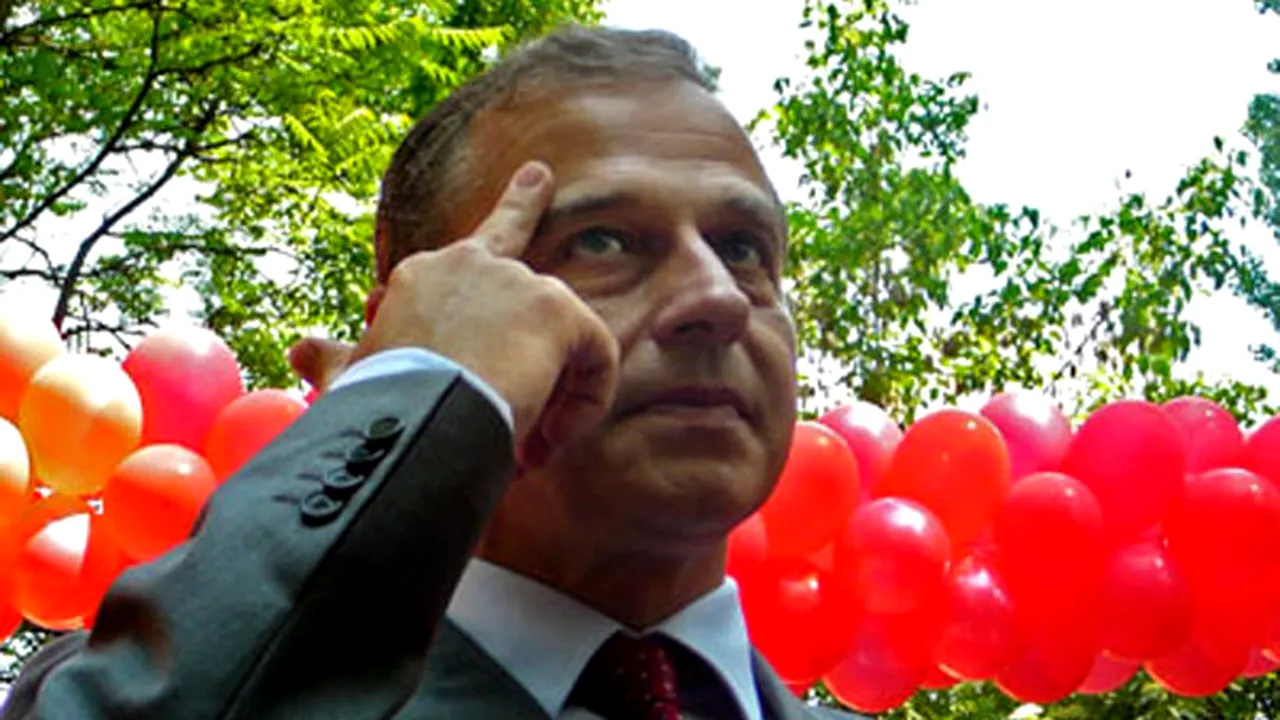 Geoană şi-a ieşit din minţi, agasat de o femeie cu un şorţ portocaliu: „Nemernicii dracului!“