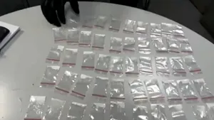 Adolescent prins în centrul Bucureştiului cu 100 de pliculeţe ce conţineau un praf alb 