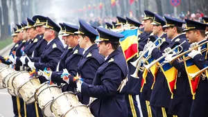 Bucureşti: 10.000 de oameni au asistat la parada militară de la Arcul Triumf - FOTO şi VIDEO