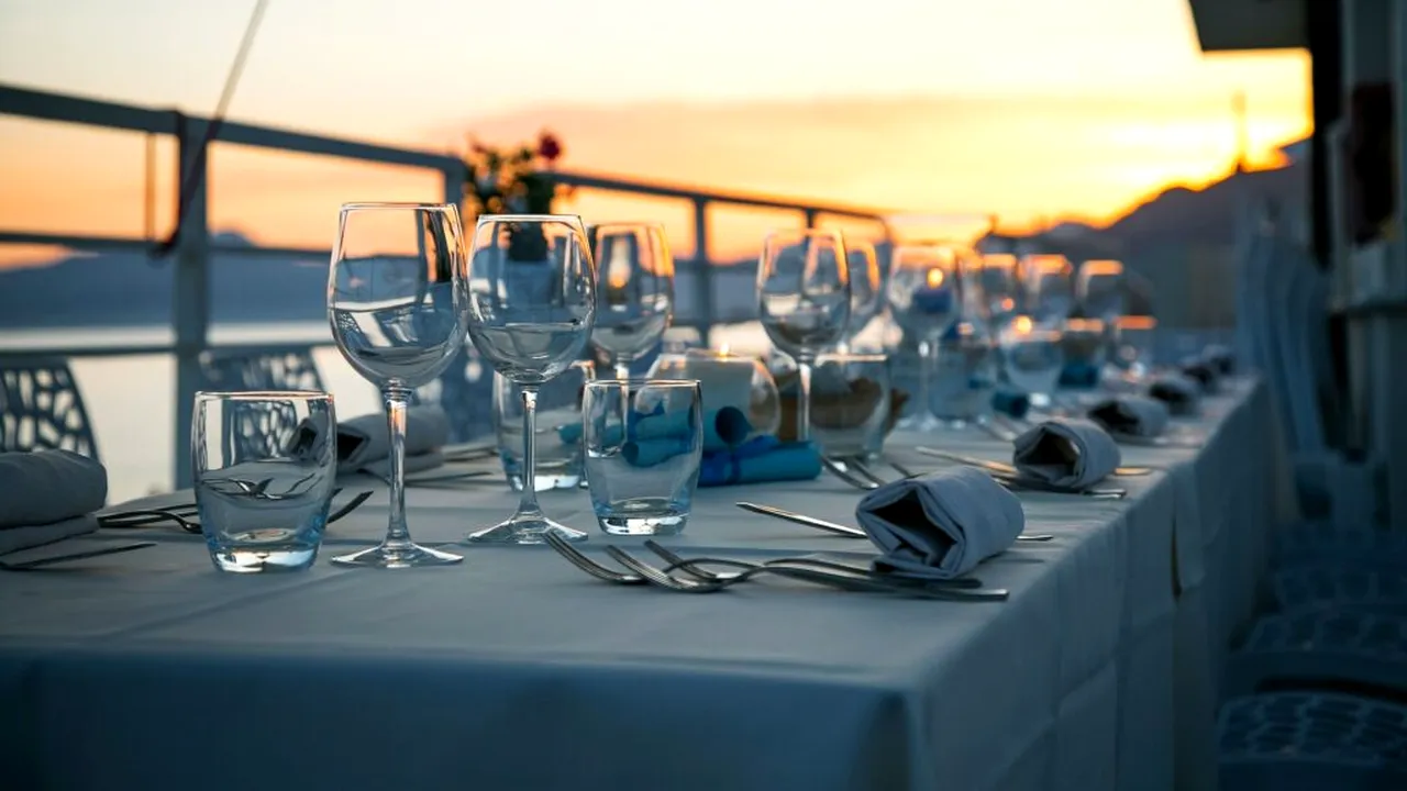 „Plătești exact cât vezi”. Un sistem vechi începe să dispară: restaurantele renunță la bacșiș