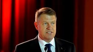 Iohannis şi-a întrerupt de două ori discursul după ce a pornit un televizor şi a sunat un telefon