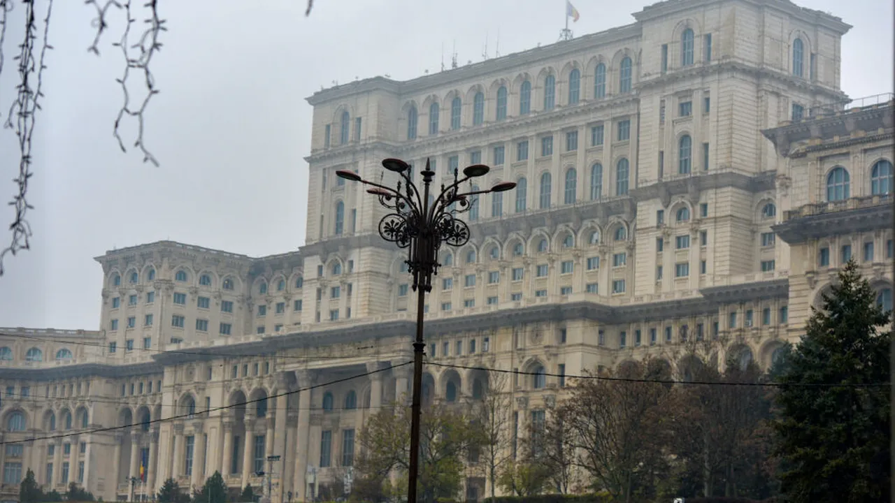 Palatul Parlamentului, iluminat în verde, albastru și magenta pentru a marca Ziua Internațională a Bolilor Rare
