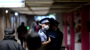 Ai fost prins fără mască? Iată cum stabilesc poliţiştii amenda: Cine primeşte suma maximă şi cine scapă doar cu avertisment