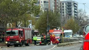 Femeia lovită de un cablu STB în București a murit