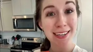 Cel mai simplu şi rapid mod de a pune un sac de gunoi. Trucul unei mame, într-un video viral