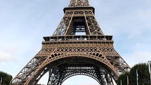 O bucată din Turnul Eiffel, vândută la licitaţie
