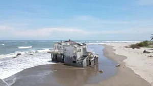 Vila-fantomă abandonată care se scufundă pe plaja din El Salvador