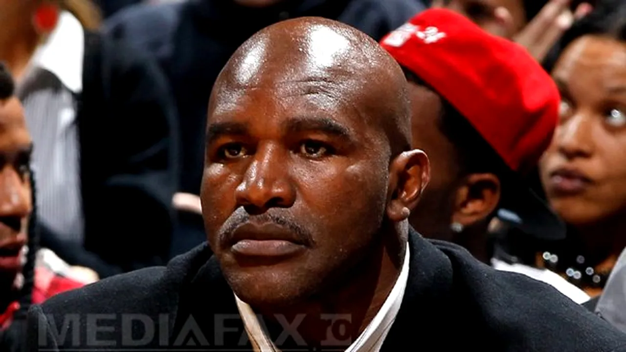 Mănuşile lui Holyfield de la meciul cu Tyson din 1997, vândute la licitaţie