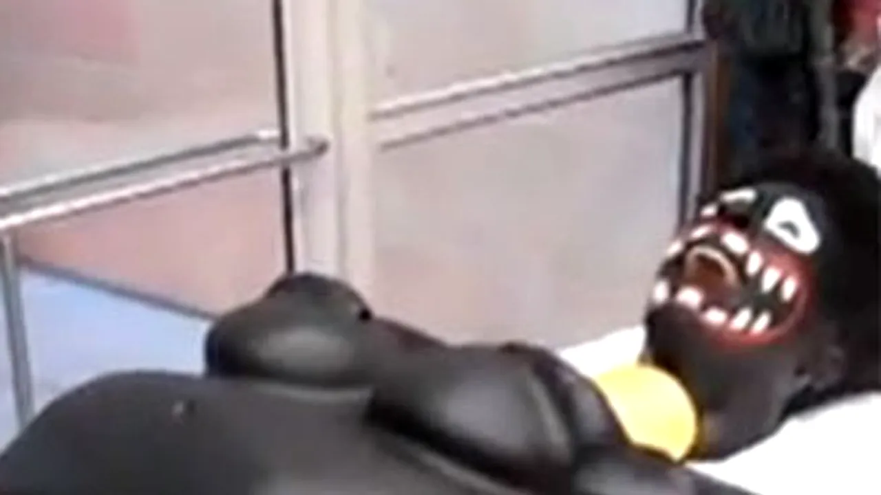 Ministrul Culturii din Suedia, îndemnat să demisioneze din cauza unei prăjituri. Ce gest a fost considerat rasist - VIDEO