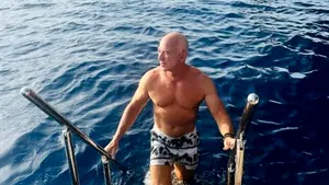 Jeff Bezos împlineşte azi 60 de ani. Antrenamentele, alimentaţia şi somnul îl menţin tânăr