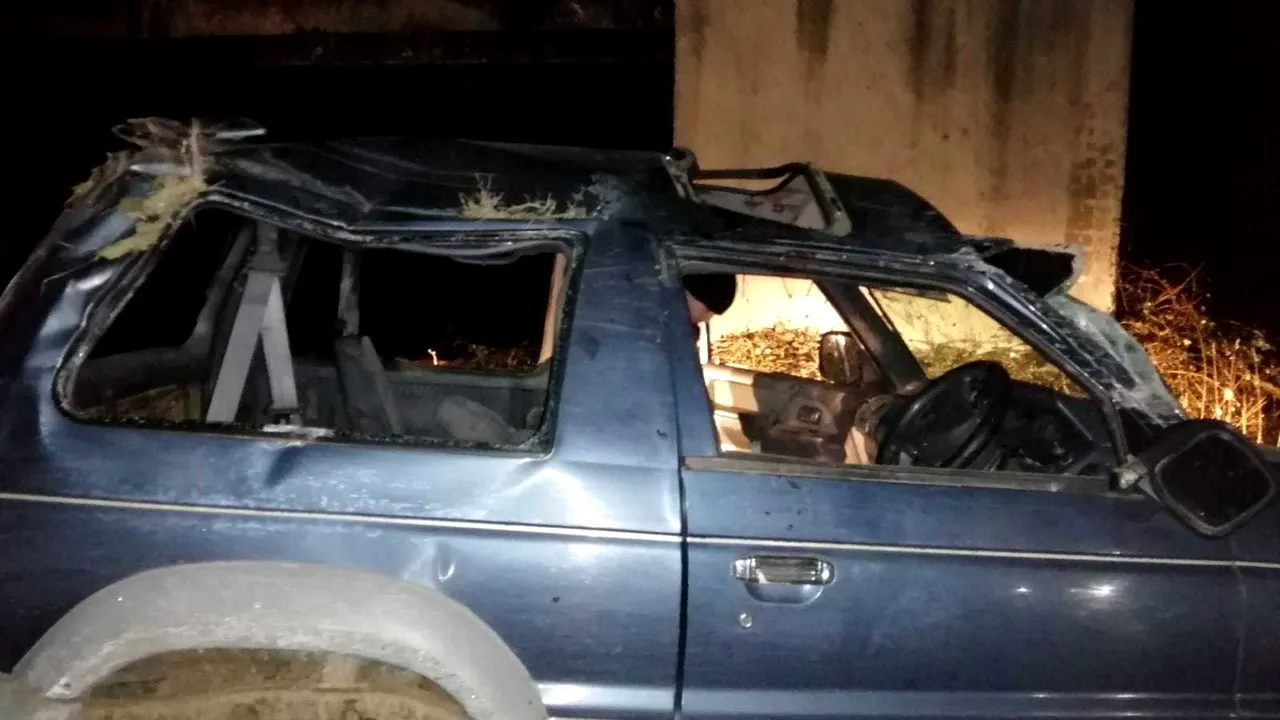 Accident teribil: Un tânăr a murit după ce s-a răsturnat cu maşina pe un drum închis circulaţiei - FOTO