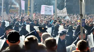 Revoltă împotriva sărăciei şi şomajului în Bosnia-Herţegovina: 