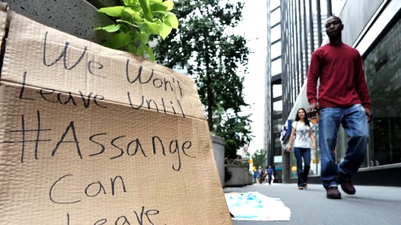 Manifestaţie de susţinere a lui Julian Assange în faţa Consulatului britanic din New York