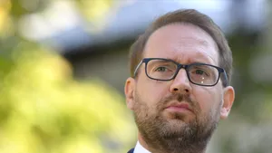 Fritz respinge varianta unui premier independent: „Este dependent de o majoritate în Parlament”. USR exclude un consens cu PSD