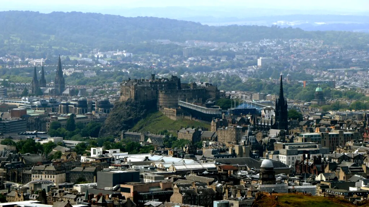 Edinburgh devine primul oraș din Scoția care introduce o taxă pentru turiști. Iată cât trebuie să plătești