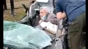 Imagini emoţionante. Tineri ucrainieni încearcă să scoată un şofer în vârstă dintr-o maşină „călcată” de un tanc rusesc