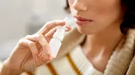 Spray-urile nazale pentru bronzare, noua modă periculoasă promovată de influenceri