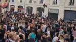 Bordeaux fierbe: protestatarii îngroapă capitalismul şi pregătesc greva feroviară naţională