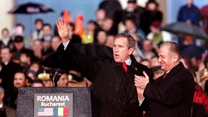 MEDIAFAX 35. 2002 - Al doilea președinte american vine la București, iar România este invitată să înceapă negocierile de aderare la NATO