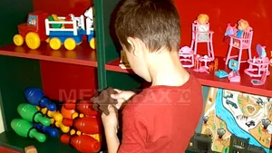 Peste 85.500 de copii au unul sau ambii părinţi plecaţi la muncă în străinătate