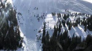 Imagini de la locul avalanşei din Munţii Călimani. Trupul turistului mort, recuperat cu ajutorul unui elicopter