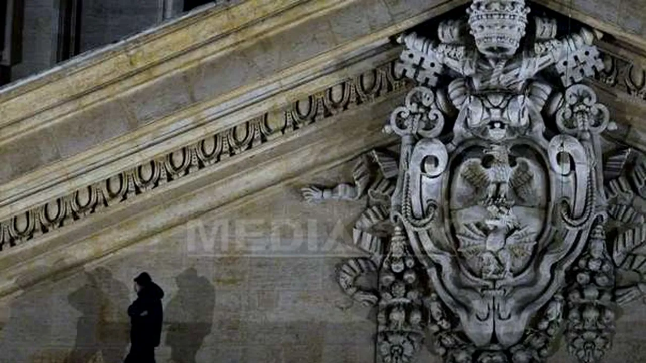 Un antreprenor italian disperat escaladează Bazilica Sfântul Petru a cincea oară