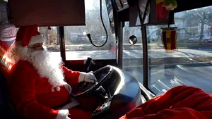 Atenţie copii! Moş Crăciun a dat sania cu reni pe autobuz