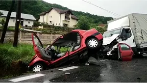 Tragedie pe Dealul Negru. Doi tineri au murit după ce maşina acestora a intrat frontal într-un camion