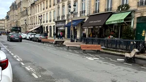 Dorel în Franța. Mai multe bănci au fost montate pe o stradă din Bordeaux, peste locurile în care parchează mașinile