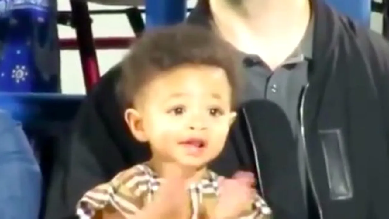 Momentul adorabil în care fiica de 15 luni a Serenei Williams, nehotărâtă, decide să le aplaude atât pe mama, cât şi pe mătuşa Venus