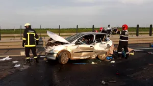 Accident cu opt răniţi pe Autostrada A1, în urma impactului dintre două maşini. Circulaţie blocată