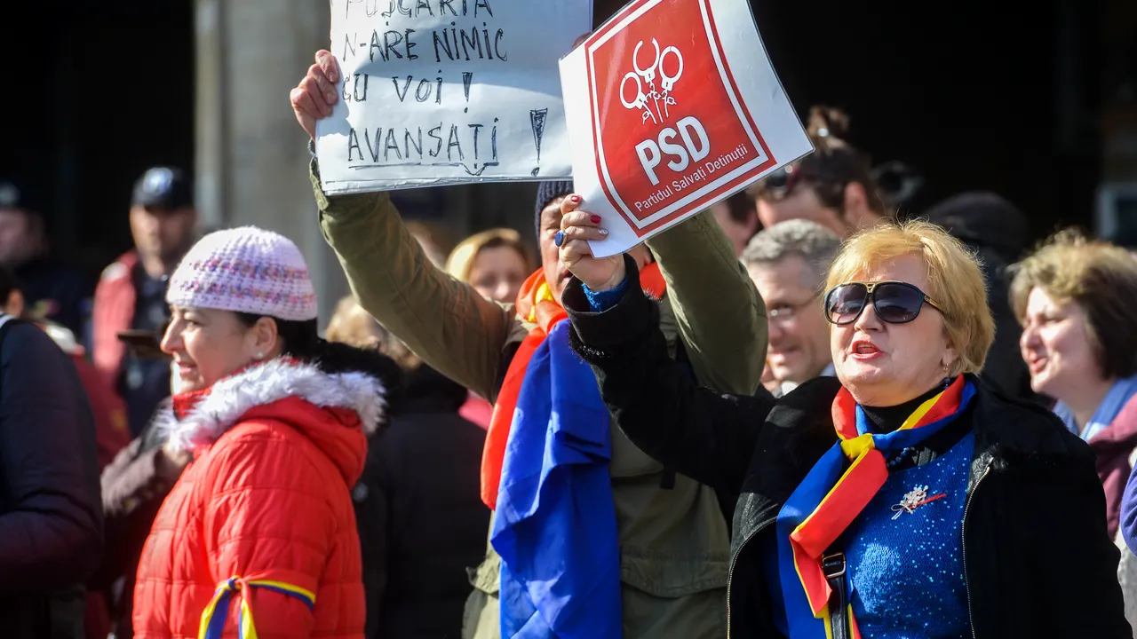 Manda, despre protestatarii din faţa Sălii Palatului, unde are loc Congresului PSD: În Germania, cei care au huiduit au fost luaţi cu jeturi de apă | GALERIE FOTO