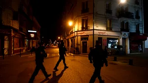 Focuri de armă într-un parc din Paris. Oamenii legii au împuşcat mortal un bărbat, care i-ar fi atacat cu un cuţit