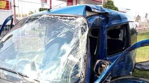 Doi tineri de 23 de ani au murit la Putna, după ce au intrat cu maşina într-un copac