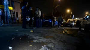 Trei persoane au fost ÎMPUŞCATE în apropierea unui supermarket din cartierul Militari - FOTO