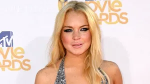 Lindsay Lohan a fost lovită cu pumnul de o chelneriţă geloasă