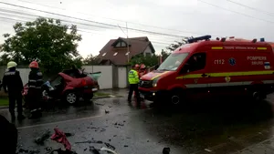 FOTO, VIDEO Acccident grav în Cernica între un microbuz şi o altă maşină: O persoană a murit, iar alte şapte au fost rănite
