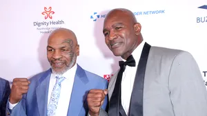 Războiul bunicilor: Tyson versus Holyfield. Cei doi pugilişti sunt foarte aproape de o nouă confruntare în ring